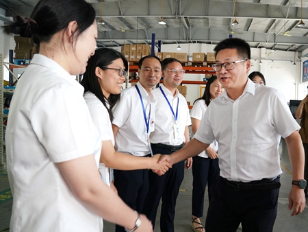 【20240906】集團領導慰問交通學校教師，何宇?。ㄓ乙唬ɡ畎⒚窋z）.jpg